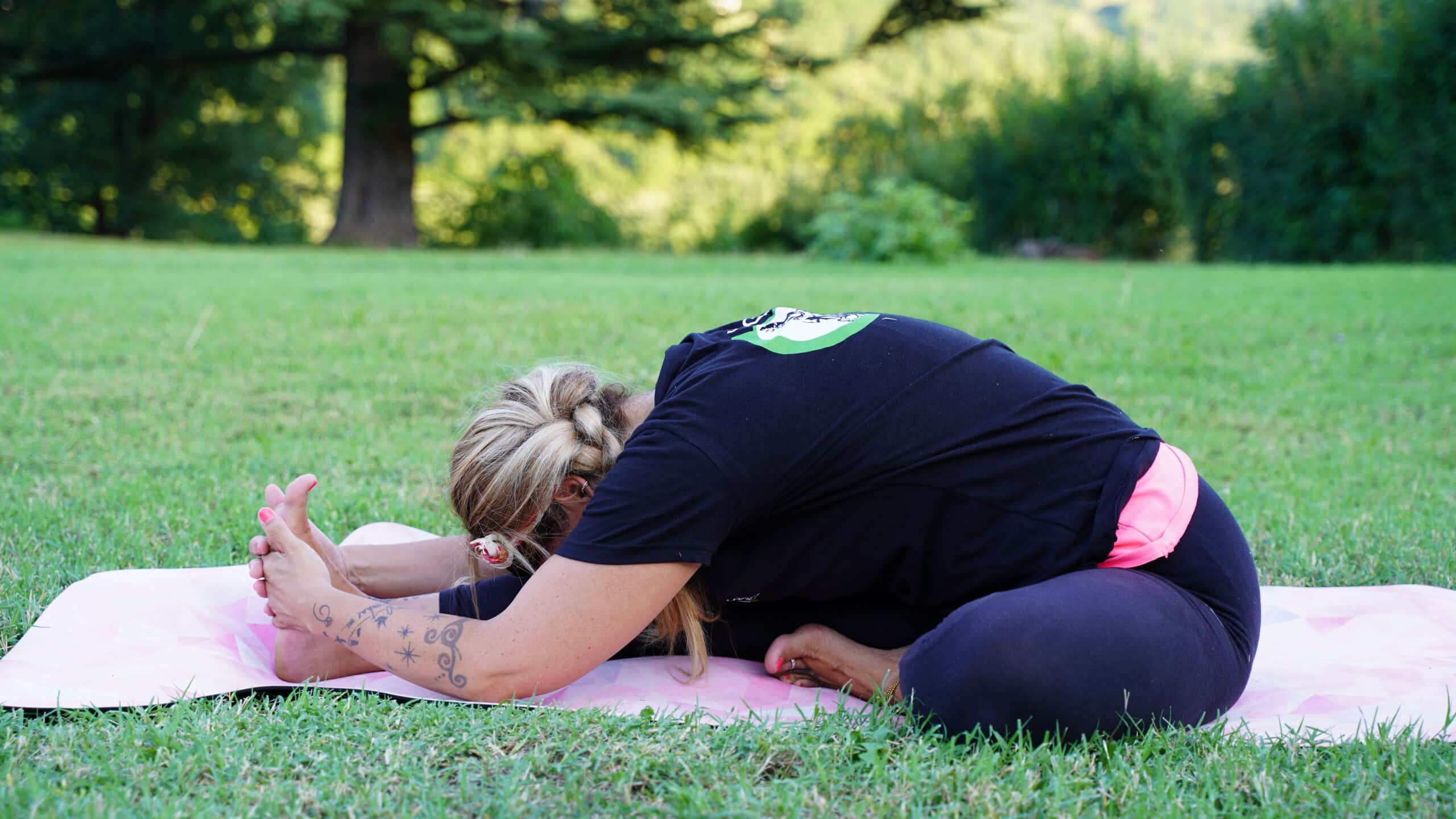 JANU SIRSASANA, la posizione della testa al ginocchio diminuisce il Dosha Vata in eccesso