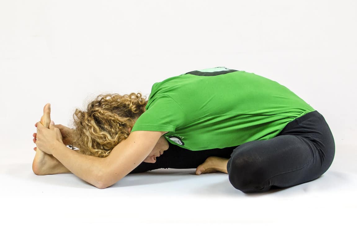 Janu Sirsasana (la posizione Yoga della Testa sul Ginocchio) in preparazione a Padmasana