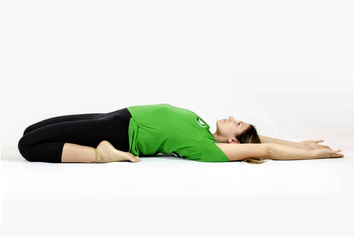 Supta Virasana (la posizione Yoga dell’Eroe Coricato) utile per prepararti ad eseguire Hanumanasana