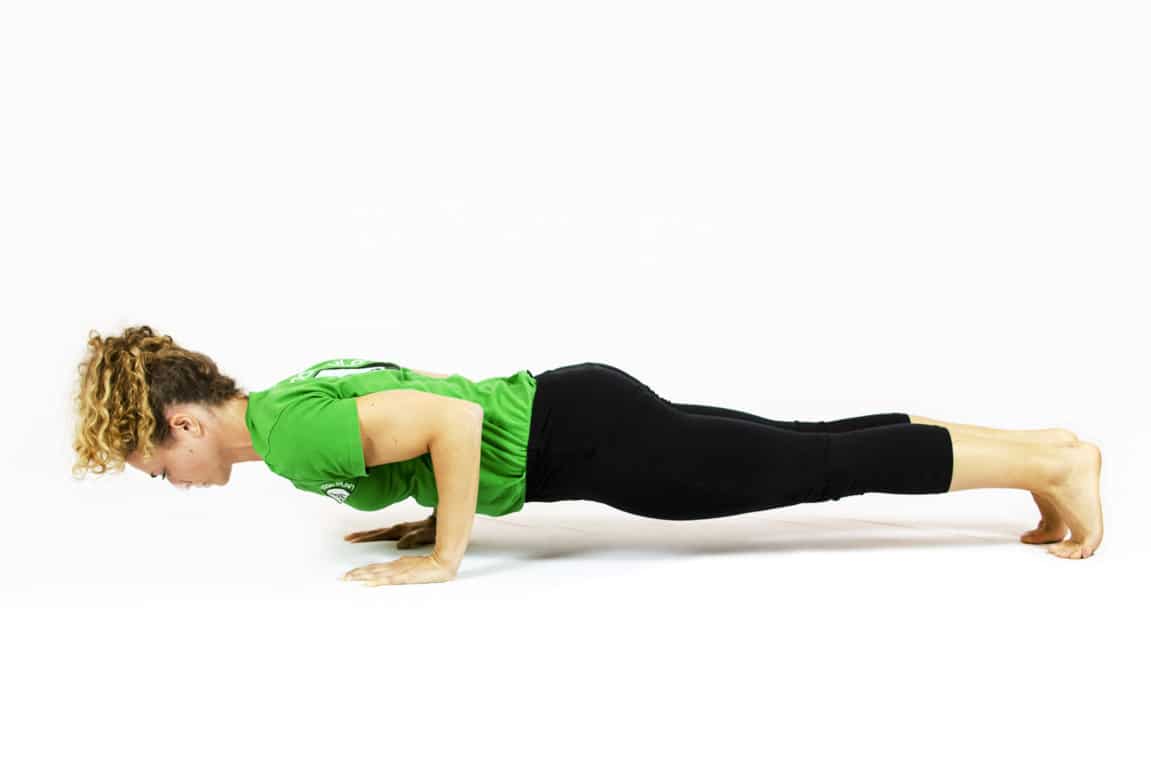 Chaturanga Dandasana, ottima per preparare il corpo ad eseguire Sirsasana
