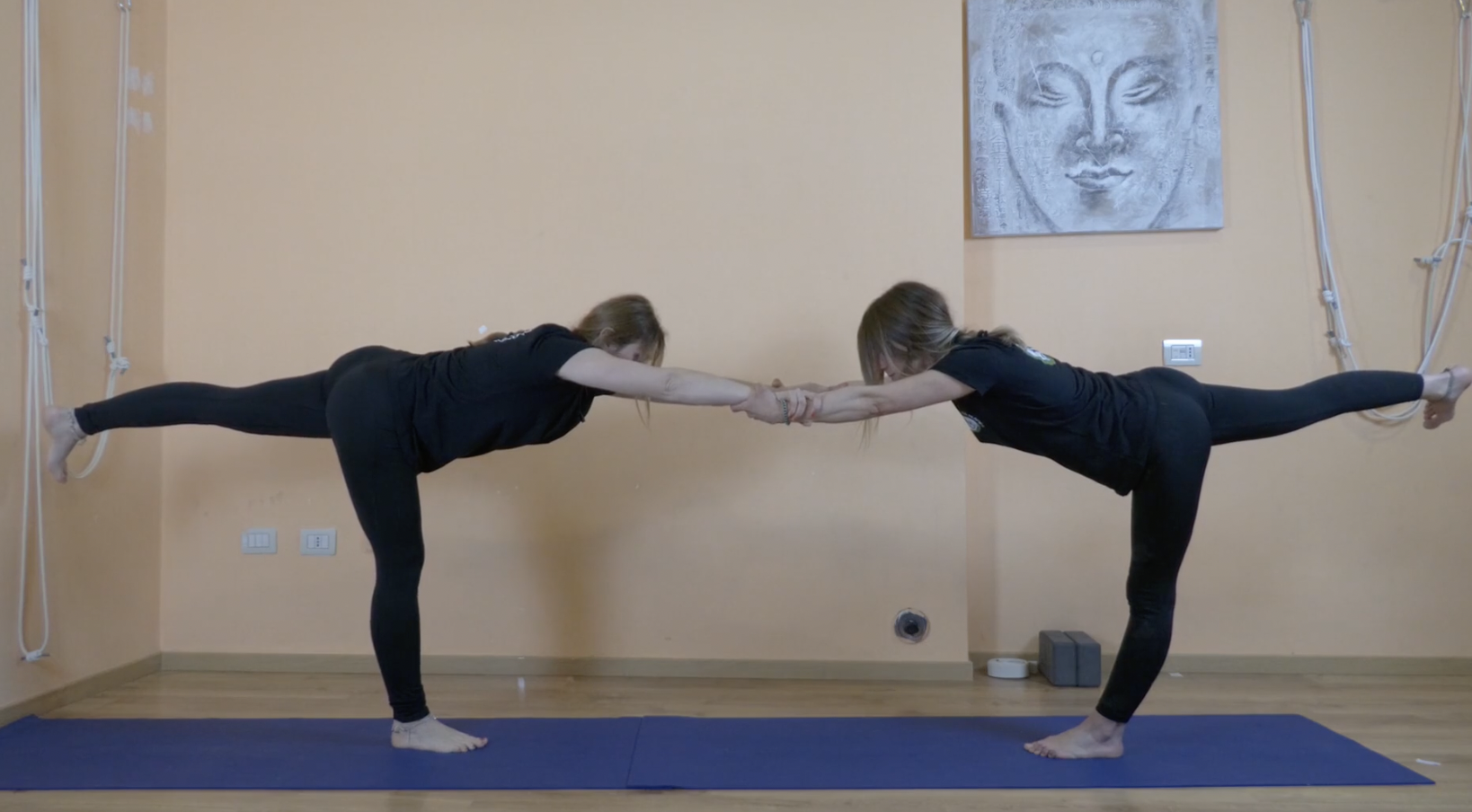 Yoga in coppia  VIRABHADRASANA III per entrambi i praticanti