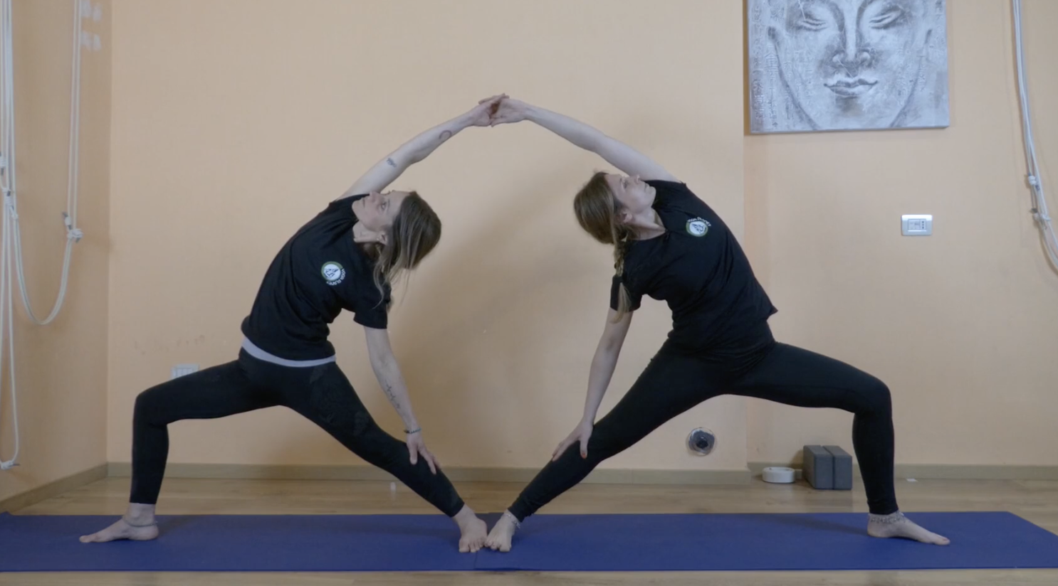 La variante della posizione Yoga Viparita Virabhadrasana 2 in coppia