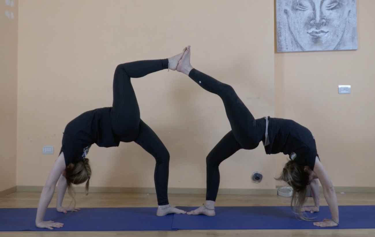 Yoga in due, Urdhva Dhanurasana eseguito in coppia