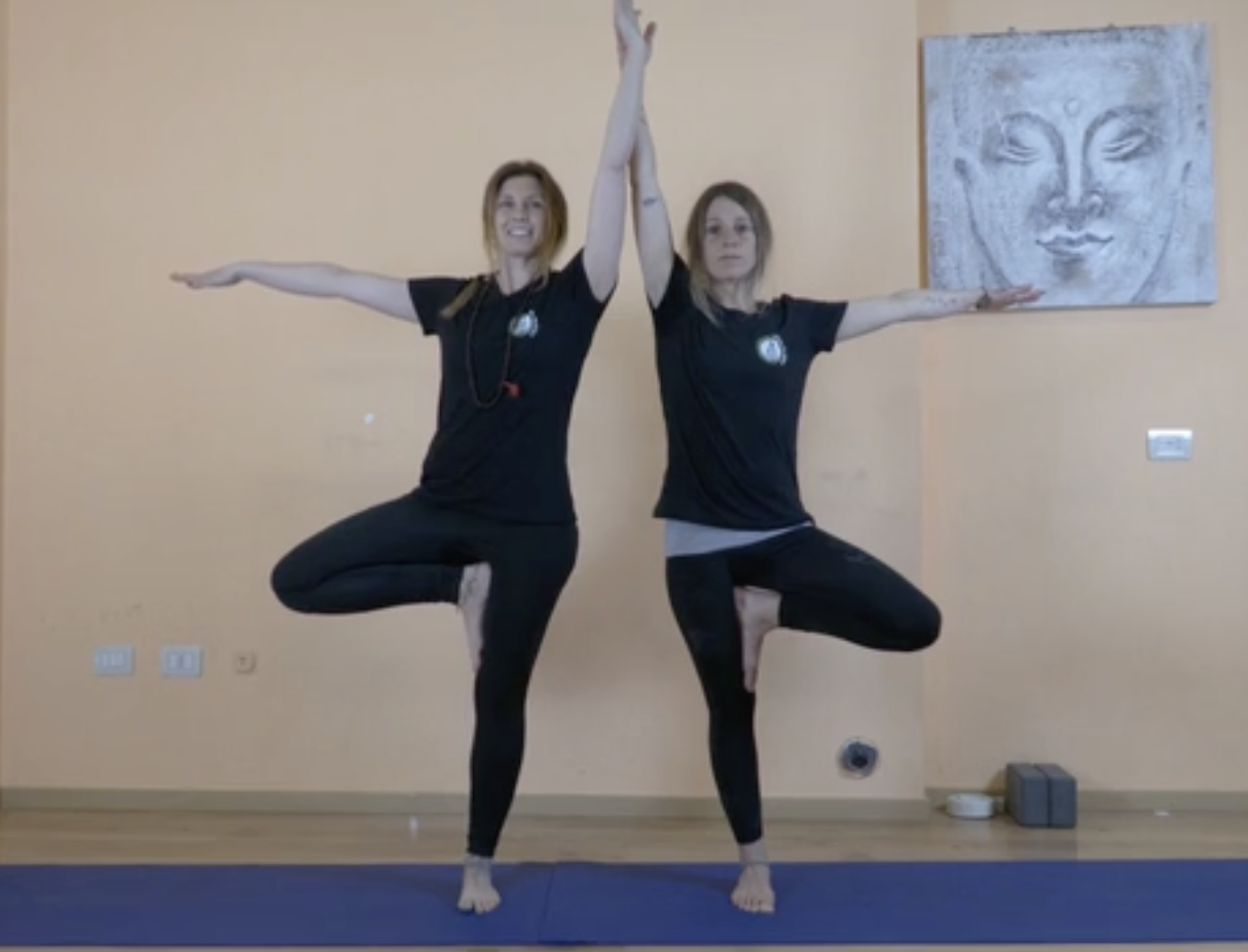 Yoga in due, variante di VRKSASANA a coppie