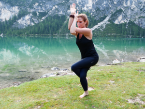 GARUDASANA, la Posizione dell’Aquila