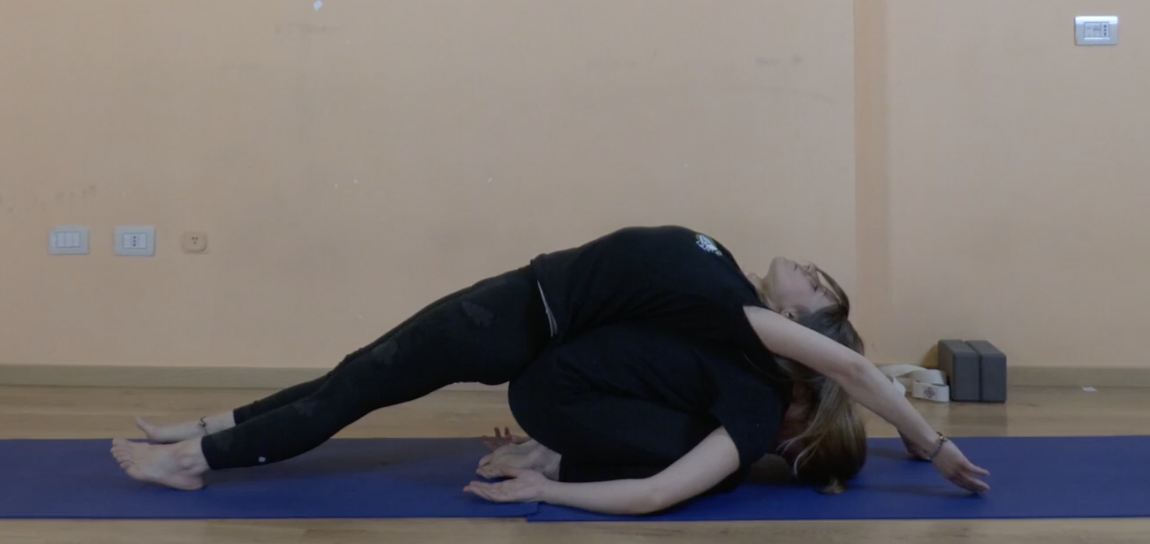 La posizione Yoga di Balasana in coppia