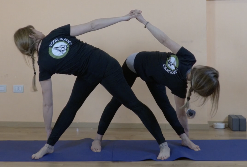 Posizioni Yoga coppia, Parivritta Prasarita Padottanasana in due