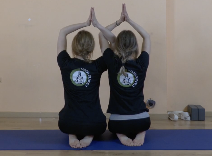  La posizione Yoga di Vajrasana in coppia