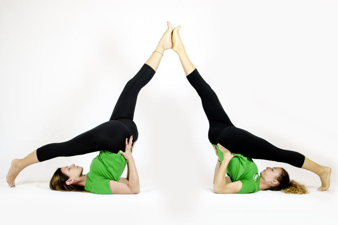 Yoga di coppia HALASANA