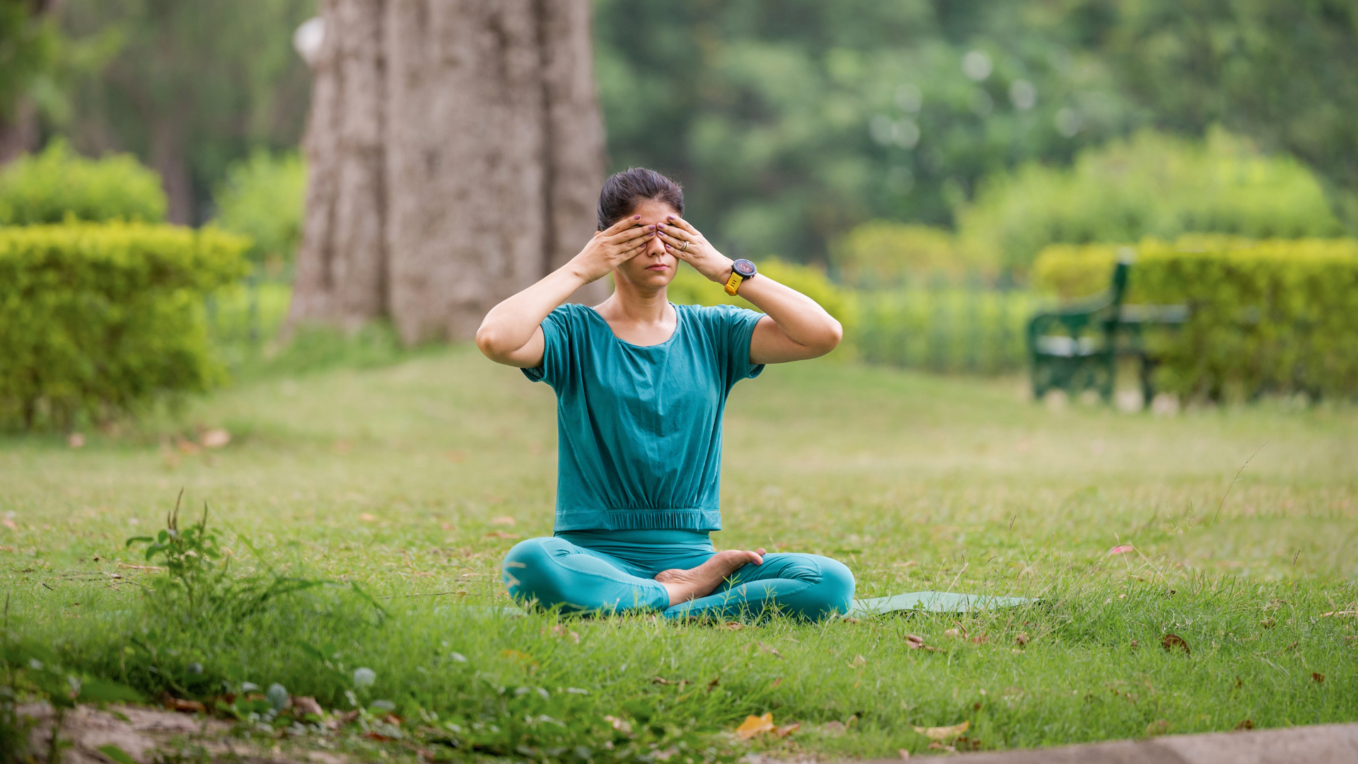 Bhramari Pranayama, a cosa serve praticare il respiro dell’ape