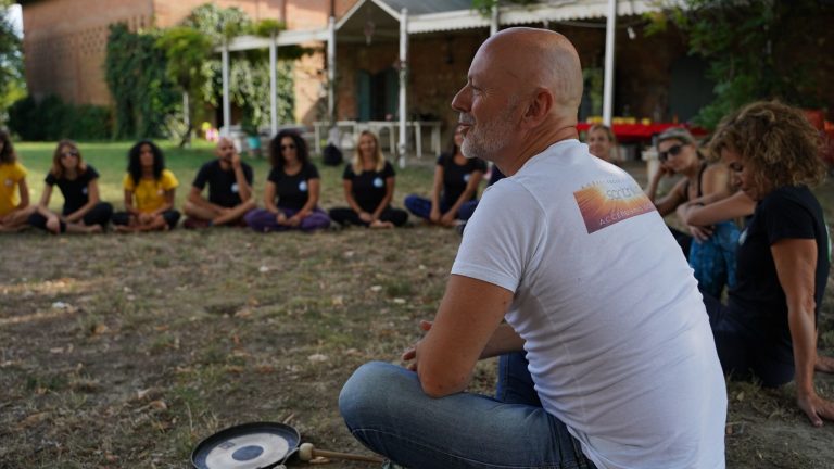 Nessuno puo insegnarti ad essere Yoga scaled 1