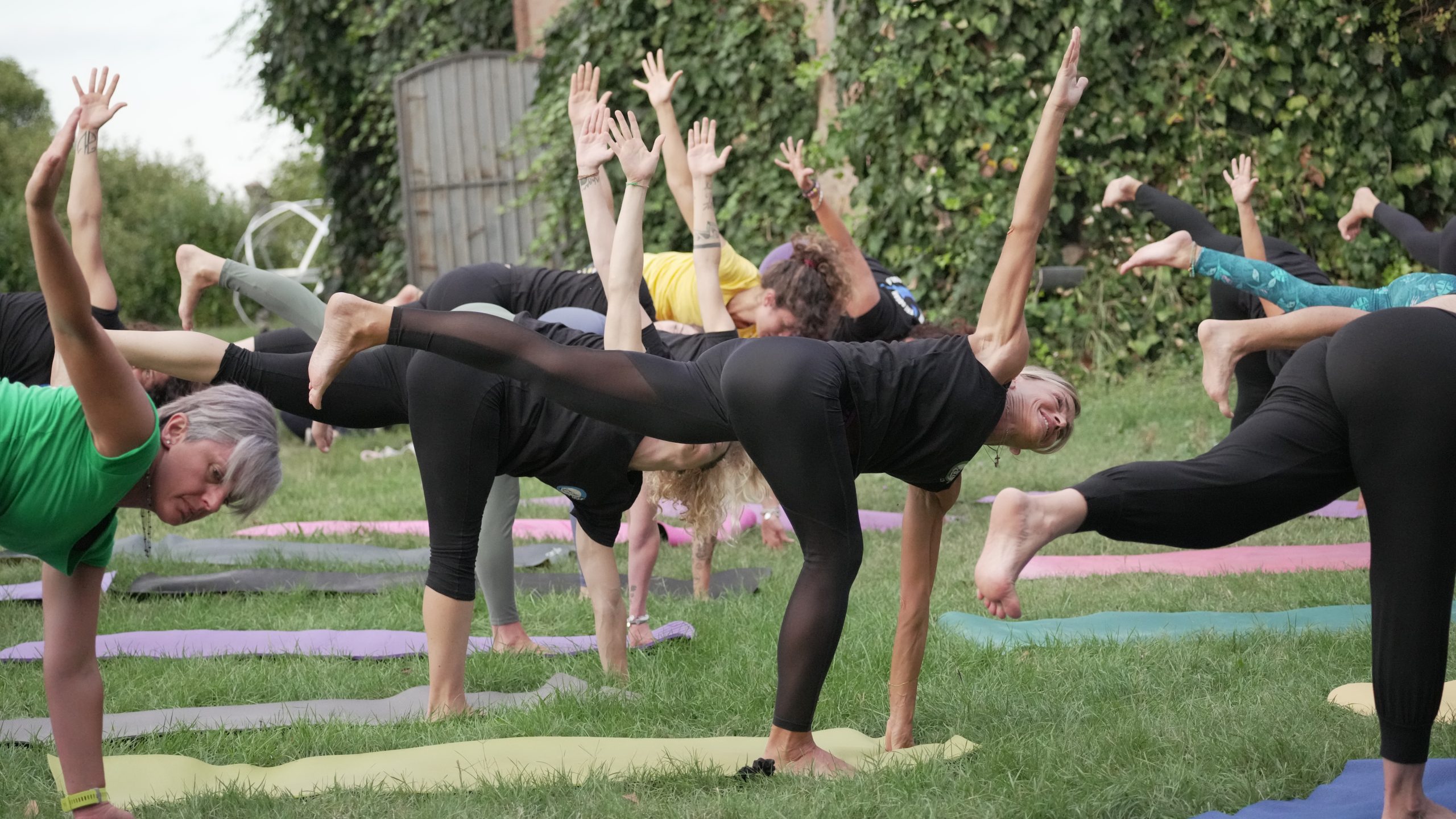 Parivritta Ardha Chandrasana (la Posizione Yoga della Mezza Luna ruotata o in torsione)