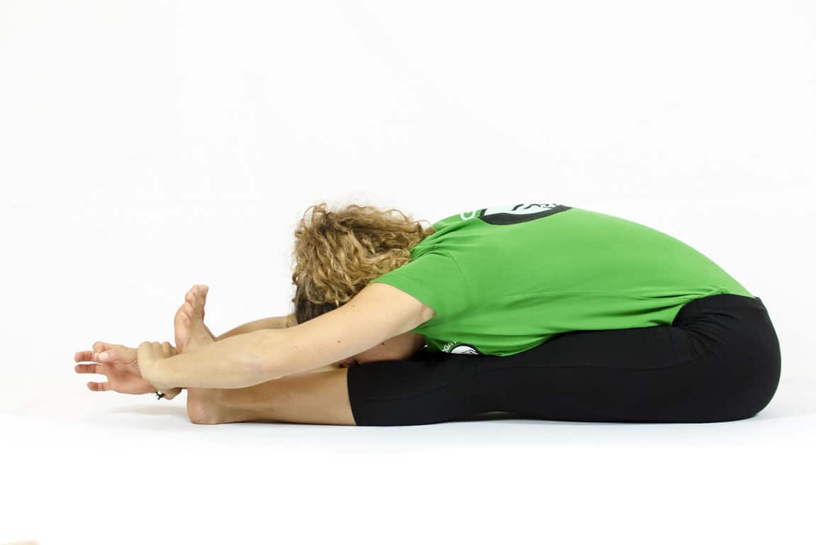 Niyama, le osservanze personali nello Yoga 9 Paschimottanasana, la posizione Yoga della Pinza o della parte posteriore del corpo distesa