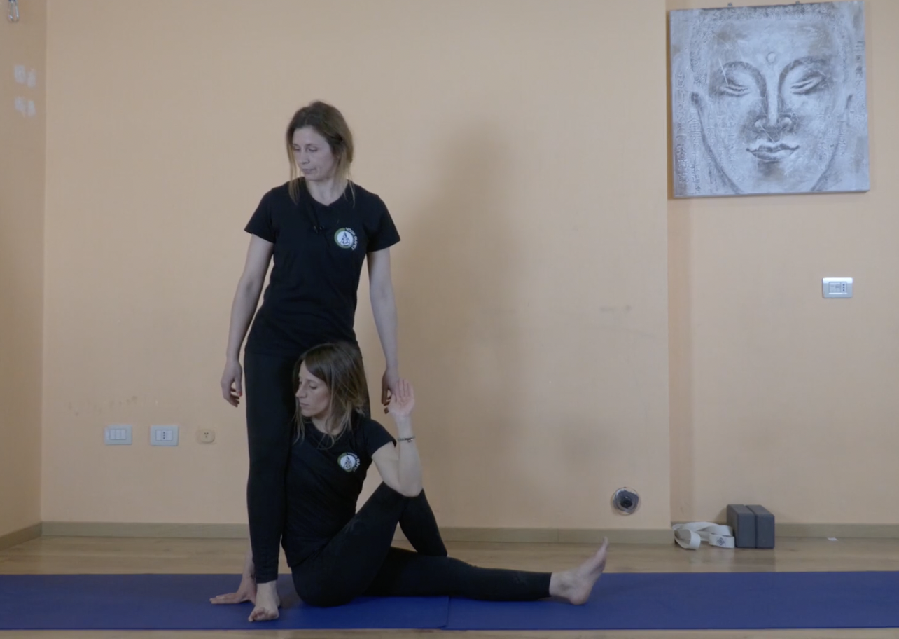 Posizioni Yoga coppia ARDHA MATSYENDRASANA con aiuto