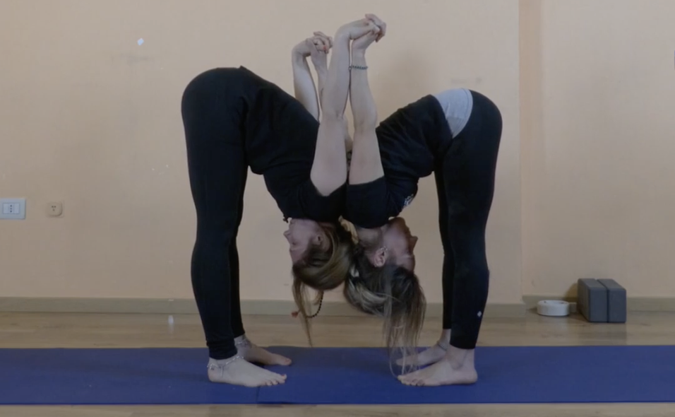 Posizioni Yoga coppia, UTTANASANA eseguita in due con apertura delle spalle