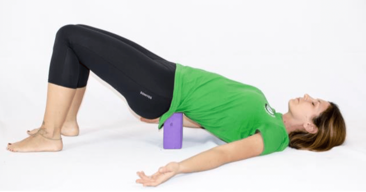 Supported Bridge è la variante di Setu Bandha Sarvangasana, la posizione Yoga del Ponte Contratto utile per il mal di testa