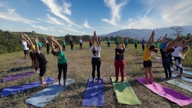 Urdhva Hastasana: La Posizione Yoga Delle Mani Sollevate 2 Urdhva Hastasana La Posizione Yoga Delle Mani Sollevate Eseguita Dal Team Di Yoga Planet Scaled 1