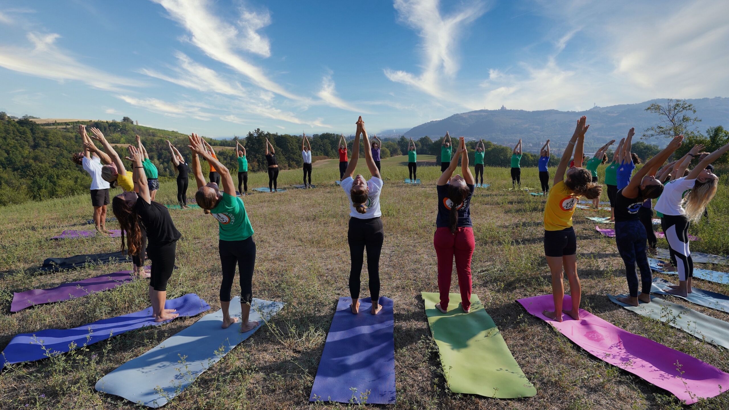 Urdhva Hastasana la posizione Yoga delle mani sollevate eseguita dal team di Yoga Planet scaled 1