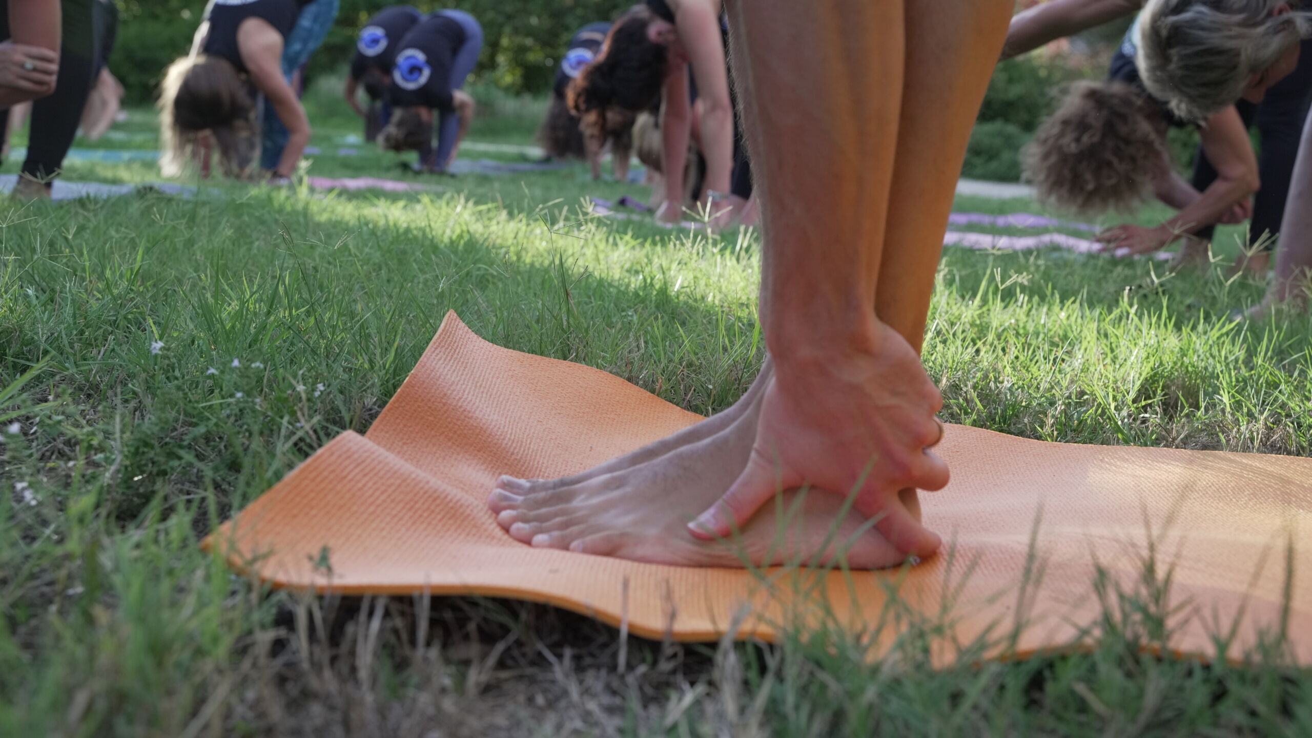 Uttanasana la Posizione Yoga della Pinza in Piedi scaled 1
