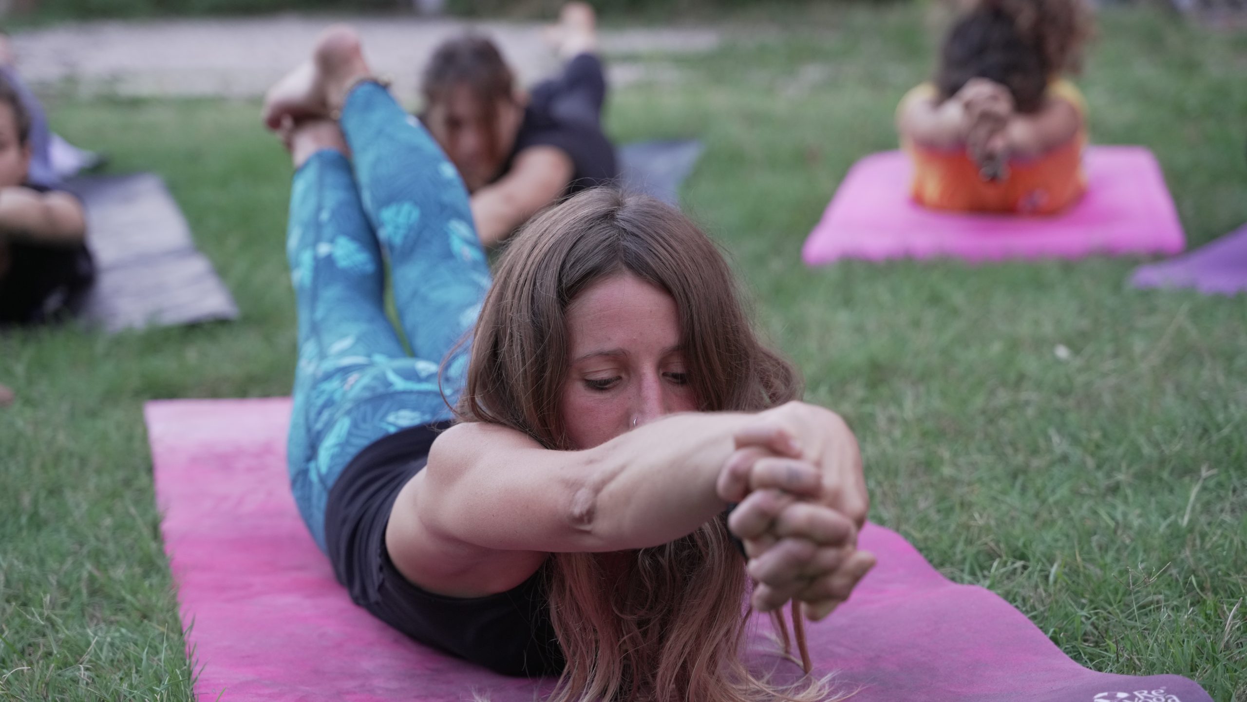Variante di Salabhasana, la Posizione Yoga della Locusta