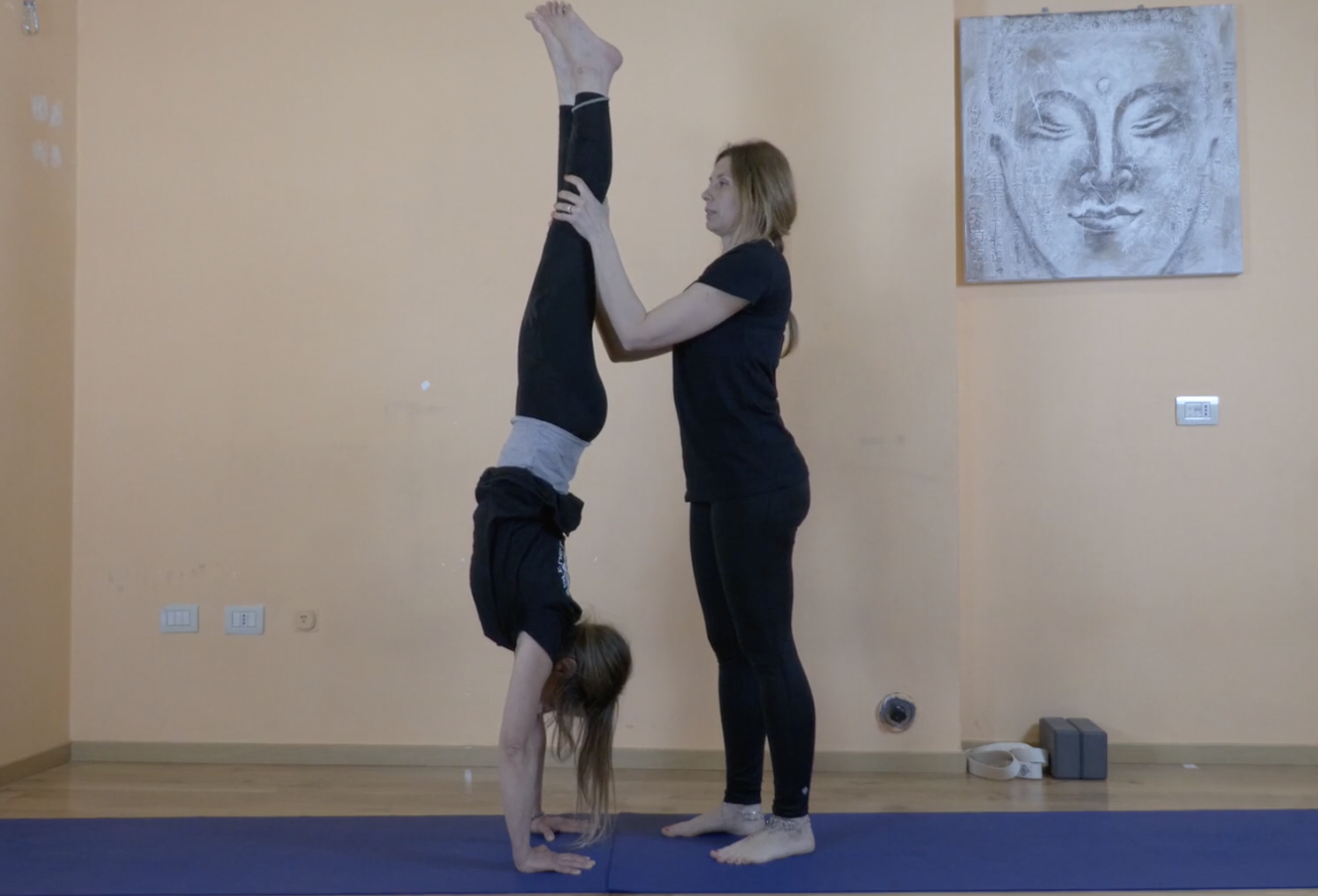 Yoga di coppia: Guida alle posizioni in due (Parte 3) 8 Yoga di coppia ADHO MUKHA VRKSASANA