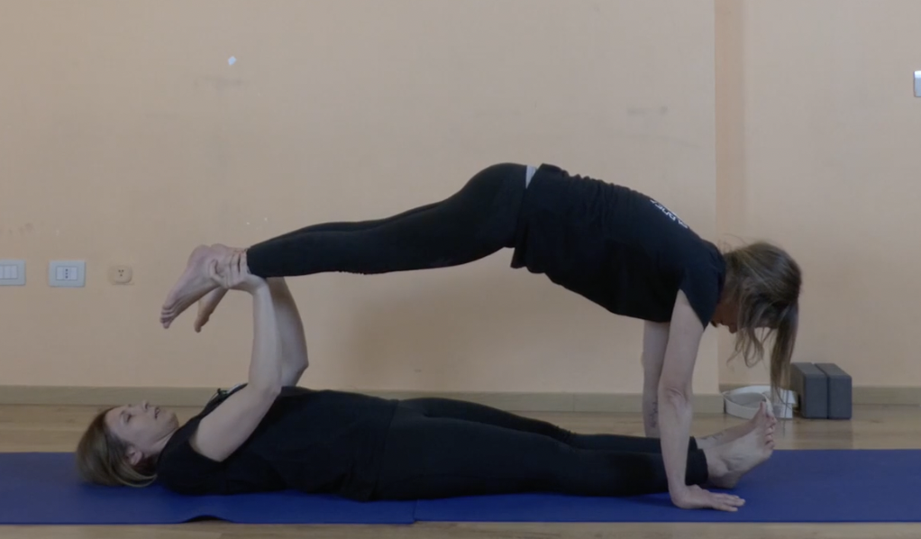 Yoga di coppia: Guida alle posizioni in due (Parte 3) 10 Yoga di coppia, Ardha Chaturanga Dandasana eseguito in sospensione