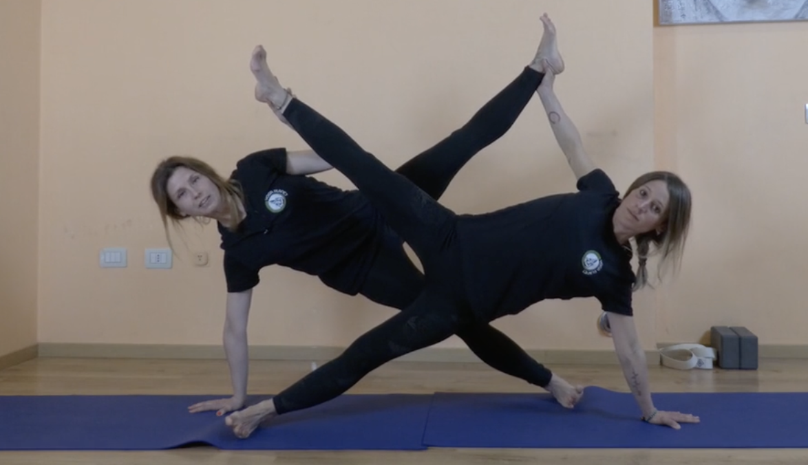 Yoga di coppia: Guida alle posizioni in due (Parte 3) 12 Una variante di Vasisthasana per lo Yoga di coppia