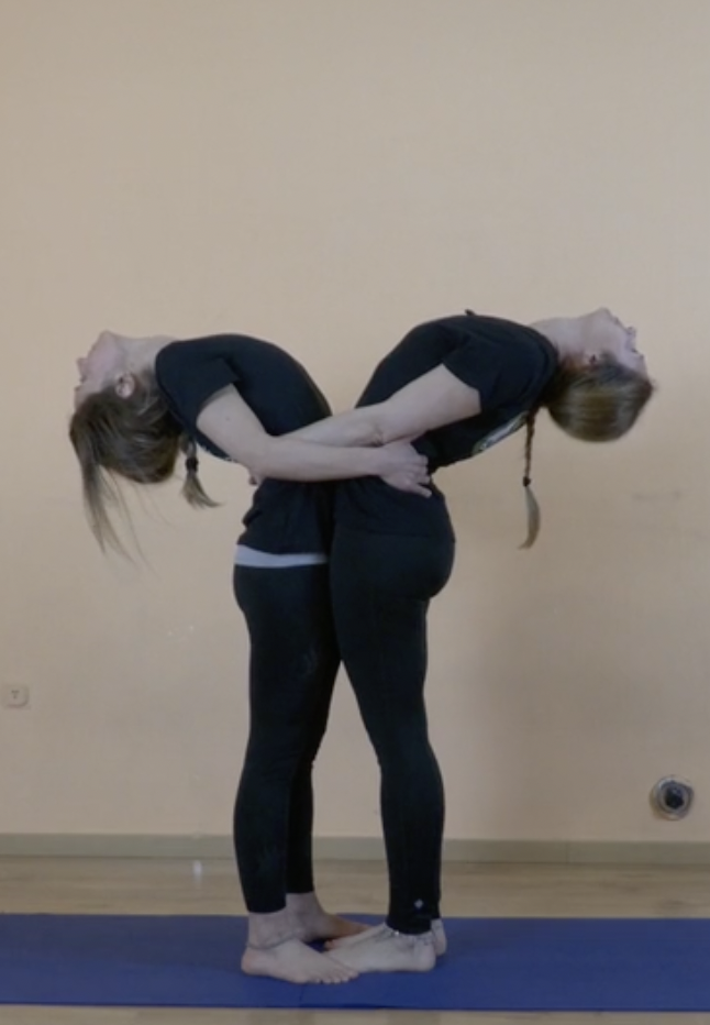 Yoga In Coppia: La Posizione Di Tadasana Nella Sua Variante Di Apertura Del Torace
