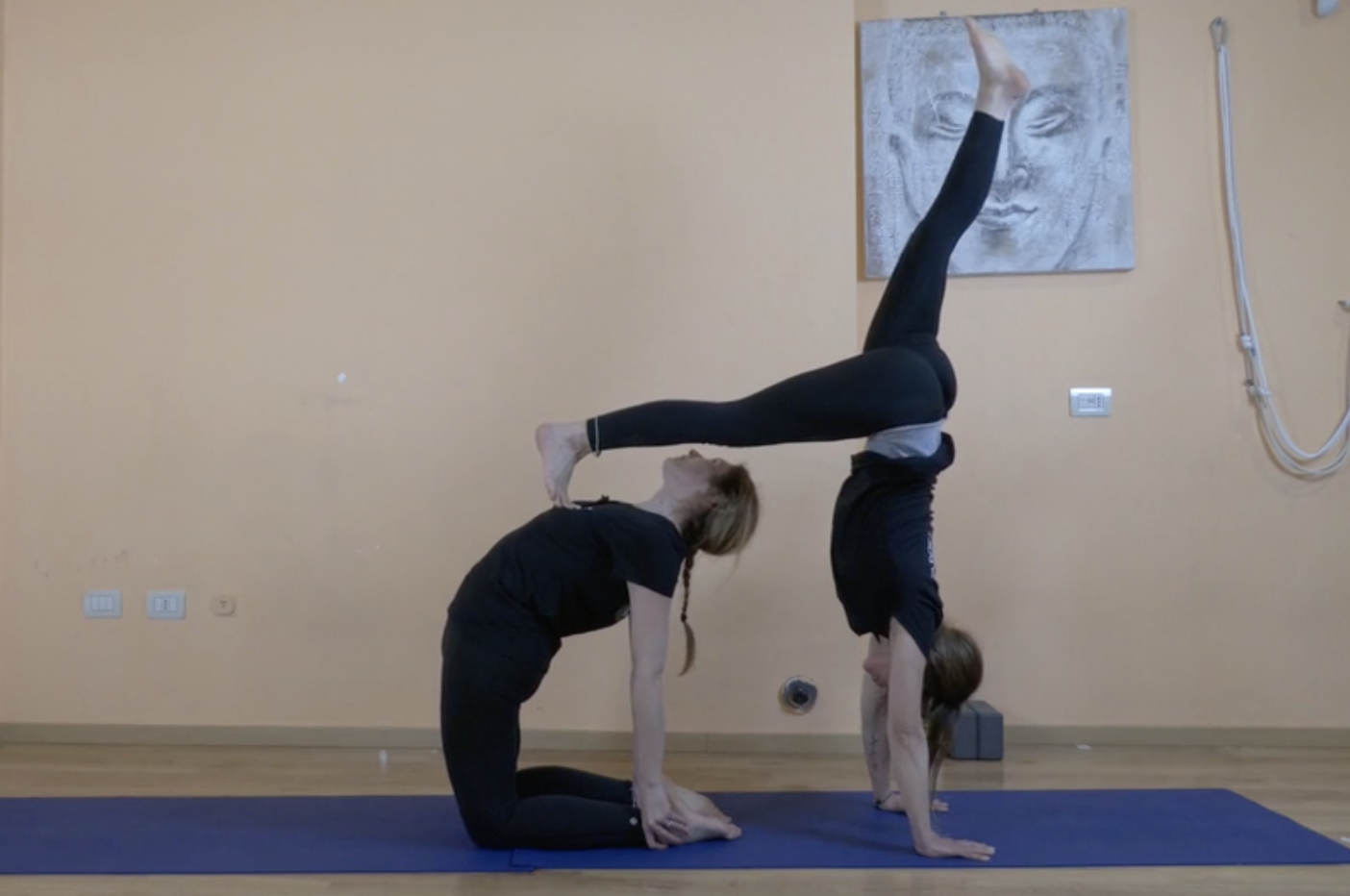 Yoga in due, USTRASANA con preparazione alla verticale
