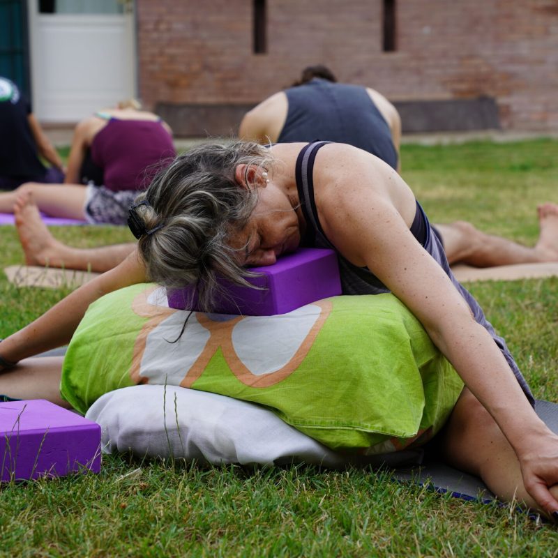 Come-si-pratica-lo-Yin-Yoga-scaled